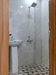 Common Bathroom Image of 1020 Sq.ft 2 BHK Builder Floor for sale in Dream Homes, Indirapuram Ghaziabad for Rs. 4231000