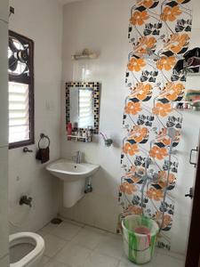 Bathroom Image of 2400 Sq.ft 4 BHK Apartment / Flat for rent in SRI HARI BUILDERS Trustpuram, Kodambakkam Chennai for Rs. 100000