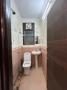 Bathroom Image of 900 Sq.ft 3 BHK Builder Floor for rent in Mahavir Enclave New Delhi for Rs. 32000