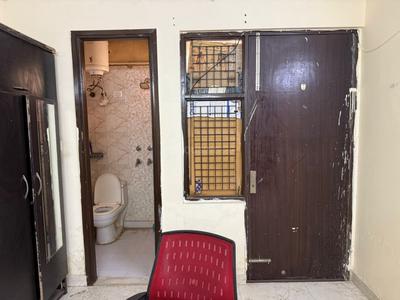 Bedroom Image of 900 Sq.ft 3 BHK Builder Floor for rent in RWA Vipin Garden, Uttam Nagar New Delhi for Rs. 20000