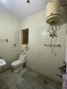 Bathroom Image of 1500 Sq.ft 2 BHK Builder Floor for rent in Paschim Vihar New Delhi for Rs. 31000
