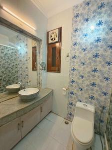 Bathroom Image of 1600 Sq.ft 3 BHK Builder Floor for sale in Swaraj Homes RWA Chittaranjan Park Block I, Chittaranjan Park New Delhi for Rs. 45000000