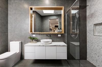 Bathroom Image of 2400 Sq.ft 4 BHK Apartment / Flat for sale in Juhu Mumbai for Rs. 110000000