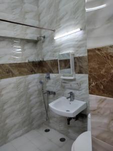 Bathroom Image of 1800 Sq.ft 3 BHK Builder Floor for rent in Kalkaji New Delhi for Rs. 99500