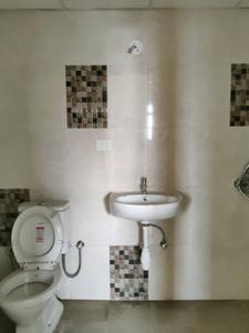 Common Bathroom Image of 1450 Sq.ft 3 BHK Apartment / Flat for sale in Hiranandani Burlington, Hiranandani Estate Thane for Rs. 25000000
