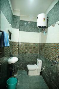 Bathroom Image of 650 Sq.ft 1 BHK Apartment / Flat for rent in Susuwahi Varanasi for Rs. 14000