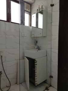 Common Bathroom Three Image of 1800 Sq.ft 4 BHK Apartment / Flat for rent in Sarita Vihar New Delhi for Rs. 75000