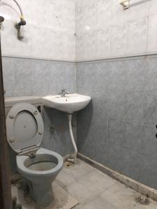 Common Bathroom Image of 1440 Sq.ft 3 BHK Builder Floor for rent in Mukherjee Nagar New Delhi for Rs. 50000