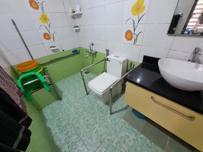 Bathroom Image of 1500 Sq.ft 3 BHK Apartment / Flat for sale in Vyttila Kochi for Rs. 7700000