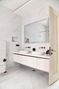 Bathroom Image of 10500 Sq.ft 8 BHK Independent House for sale in Palam Vihar Gurgaon for Rs. 140000000