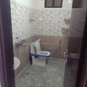 Bathroom Image of 900 Sq.ft 2.5 BHK Builder Floor for rent in Mukherjee Nagar New Delhi for Rs. 26000
