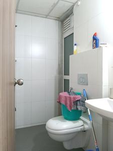 Common Bathroom Image of 700 Sq.ft 1.5 BHK Apartment / Flat for rent in Godrej Emerald, Kasarvadavali Thane for Rs. 27599