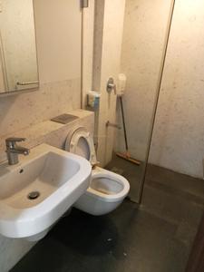 Common Bathroom One Image of 2500 Sq.ft 3.5 BHK Apartment / Flat for rent in Lokhandwala Minerva, Worli Mumbai for Rs. 350000