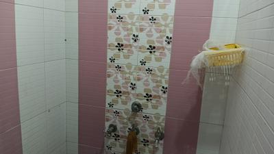 Bathroom Image of 780 Sq.ft 1 BHK Apartment / Flat for rent in Palanpur Surat for Rs. 15000