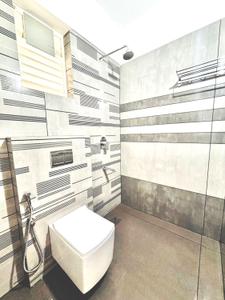 Bathroom Image of 930 Sq.ft 2 BHK Apartment / Flat for sale in Palarivattom Kochi for Rs. 7300000