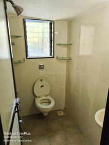Bathroom Image of 700 Sq.ft 1 BHK Apartment / Flat for rent in Bandra West Mumbai for Rs. 75000