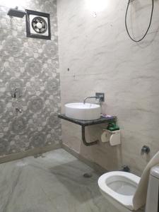 Common Bathroom Image of 720 Sq.ft 1 BHK Builder Floor for rent in Shalimar Bagh New Delhi for Rs. 19000