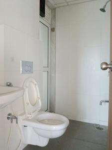 Common Bathroom Image of 700 Sq.ft 1.5 BHK Apartment / Flat for rent in Godrej Emerald, Kasarvadavali Thane for Rs. 26500