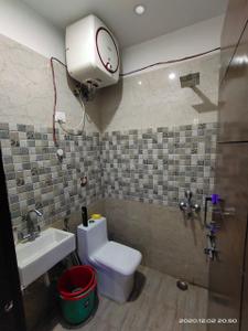 Bathroom Image of 460 Sq.ft 1 RK Apartment / Flat for rent in JSB Paryavaram Complex, Said-Ul-Ajaib New Delhi for Rs. 15000