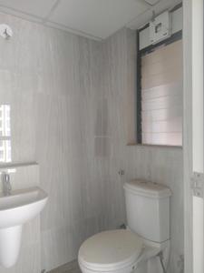 Common Bathroom Image of 2600 Sq.ft 4 BHK Apartment / Flat for rent in Thane West Thane for Rs. 155000