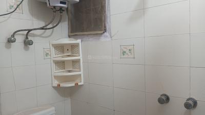 Bathroom Image of 580 Sq.ft 1 BHK Apartment / Flat for rent in Vasant Kunj New Delhi for Rs. 30000