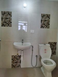 Common Bathroom Image of 605 Sq.ft 1 BHK Apartment / Flat for rent in Mahindra Happinest Kalyan, Bhiwandi Thane for Rs. 12000