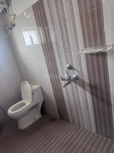 Bathroom Image of 1700 Sq.ft 3 BHK Apartment / Flat for rent in Alwal Secunderabad for Rs. 30000