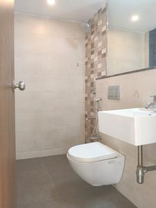 Common Bathroom Image of 900 Sq.ft 2 BHK Apartment / Flat for rent in Lodha Splendora, Kasarvadavali Thane for Rs. 30000