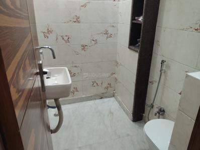 Bathroom Image of 1000 Sq.ft 2 BHK Builder Floor for rent in Preet Vihar New Delhi for Rs. 28000