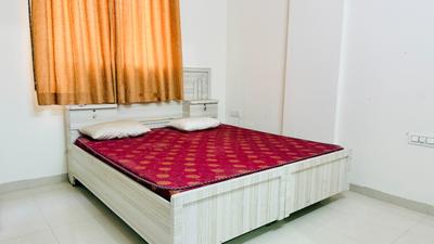 Bedroom Image of 940 Sq.ft 2 BHK Apartment / Flat for rent in Palasia Indore for Rs. 30000