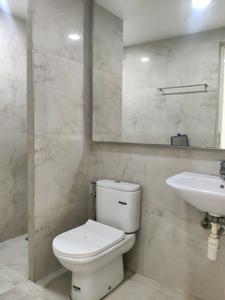 Common Bathroom Image of 1250 Sq.ft 2.5 BHK Apartment / Flat for sale in Hiranandani Rodas Enclave Eva, Hiranandani Estate Thane for Rs. 29000000