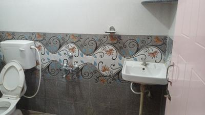 Bathroom Image of 400 Sq.ft 1 BHK Independent House for rent in Halasuru Bengaluru for Rs. 22000