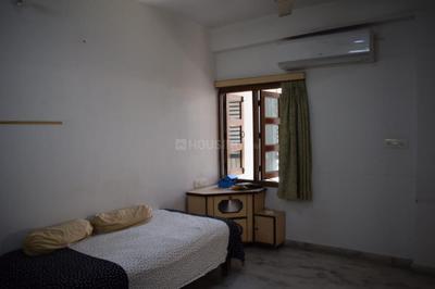 Bedroom Image of 1250 Sq.ft 2 BHK Apartment / Flat for rent in Shahibaug Ahmedabad for Rs. 22000