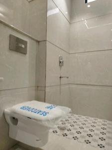 Common Bathroom Image of 2850 Sq.ft 4 BHK Builder Floor for sale in DLF City Phase 1, DLF Phase 1 Gurgaon for Rs. 50000000