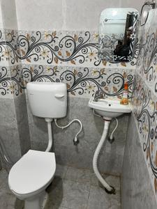 Bathroom Image of 350 Sq.ft 1 RK Apartment / Flat for rent in Amaniganj Ayodhya for Rs. 8000