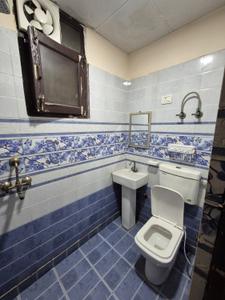 Bathroom Image of 850 Sq.ft 2 BHK Apartment / Flat for rent in Super Avenue Apartment, Sector 73 Noida for Rs. 27000