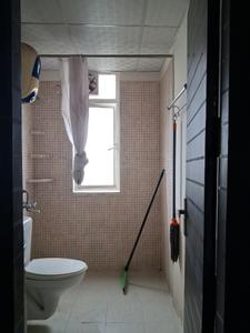 Common Bathroom Image of 1250 Sq.ft 3 BHK Apartment / Flat for sale in Jaypee Kosmos, Sector 134 Noida for Rs. 12000000