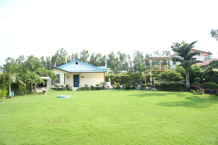 Vats Green Beauty Farm House Main Image 1