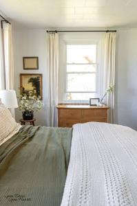 Bedroom Image of 1800 Sq.ft 3 BHK Apartment / Flat for sale in Kalpataru Amare, Vile Parle West Mumbai for Rs. 84300000