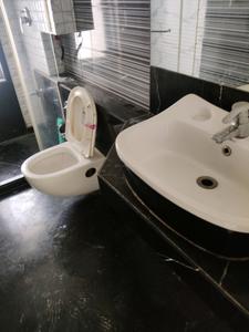 Common Bathroom Image of 1320 Sq.ft 3 BHK Apartment / Flat for sale in K Raheja Vistas, Powai Mumbai for Rs. 48000000
