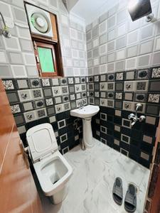 Bathroom Image of 750 Sq.ft 2 BHK Builder Floor for rent in Sultanpur New Delhi for Rs. 24000