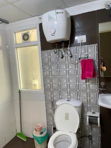 Bathroom Image of 1375 Sq.ft 3 BHK Apartment / Flat for sale in Amrapali Crystal Homes Phase 1, Sector 76 Noida for Rs. 17000000