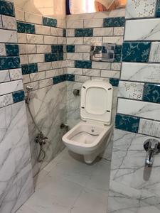 Bathroom Image of 1600 Sq.ft 2 BHK Apartment / Flat for rent in DDA Pocket F, Mayur Vihar II New Delhi for Rs. 40000