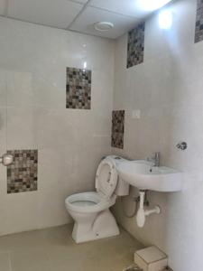 Common Bathroom Image of 600 Sq.ft 1 BHK Apartment / Flat for rent in Mahindra Happinest Kalyan, Bhiwandi Thane for Rs. 12000