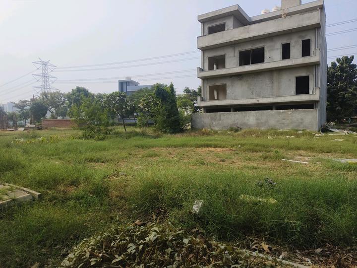 Roots Courtyard 2 Main Image 1