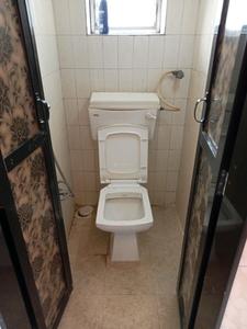 Common Bathroom One Image of 400 Sq.ft 1 BHK Apartment / Flat for rent in Mazgaon Mumbai for Rs. 50000