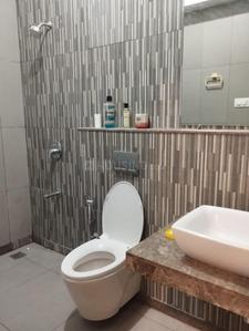 Bathroom Image of 1850 Sq.ft 3.5 BHK Apartment / Flat for sale in Shapoorji Pallonji Vicinia, Powai Mumbai for Rs. 56500000