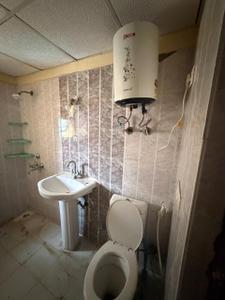 Bathroom Image of 425 Sq.ft 1 BHK Apartment / Flat for rent in Gardenia Gateway, Sector 75 Noida for Rs. 15000
