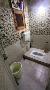 Bathroom Image of 1150 Sq.ft 3 BHK Apartment / Flat for rent in  RWA Pocket B Dilshad Garden, Dilshad Garden New Delhi for Rs. 9000