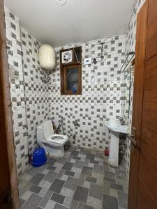 Bathroom Image of 1000 Sq.ft 2 BHK Builder Floor for rent in Vasant Kunj New Delhi for Rs. 29000